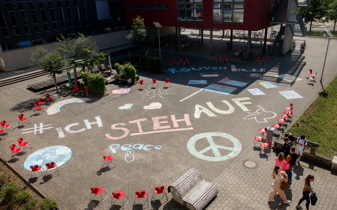 #IchStehAuf – Carl-Theodor-Schule applaudiert für Demokratie